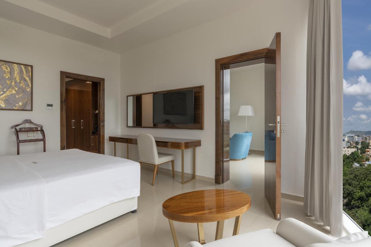 Pyramid Continental Hotel Djoeba Kamer foto