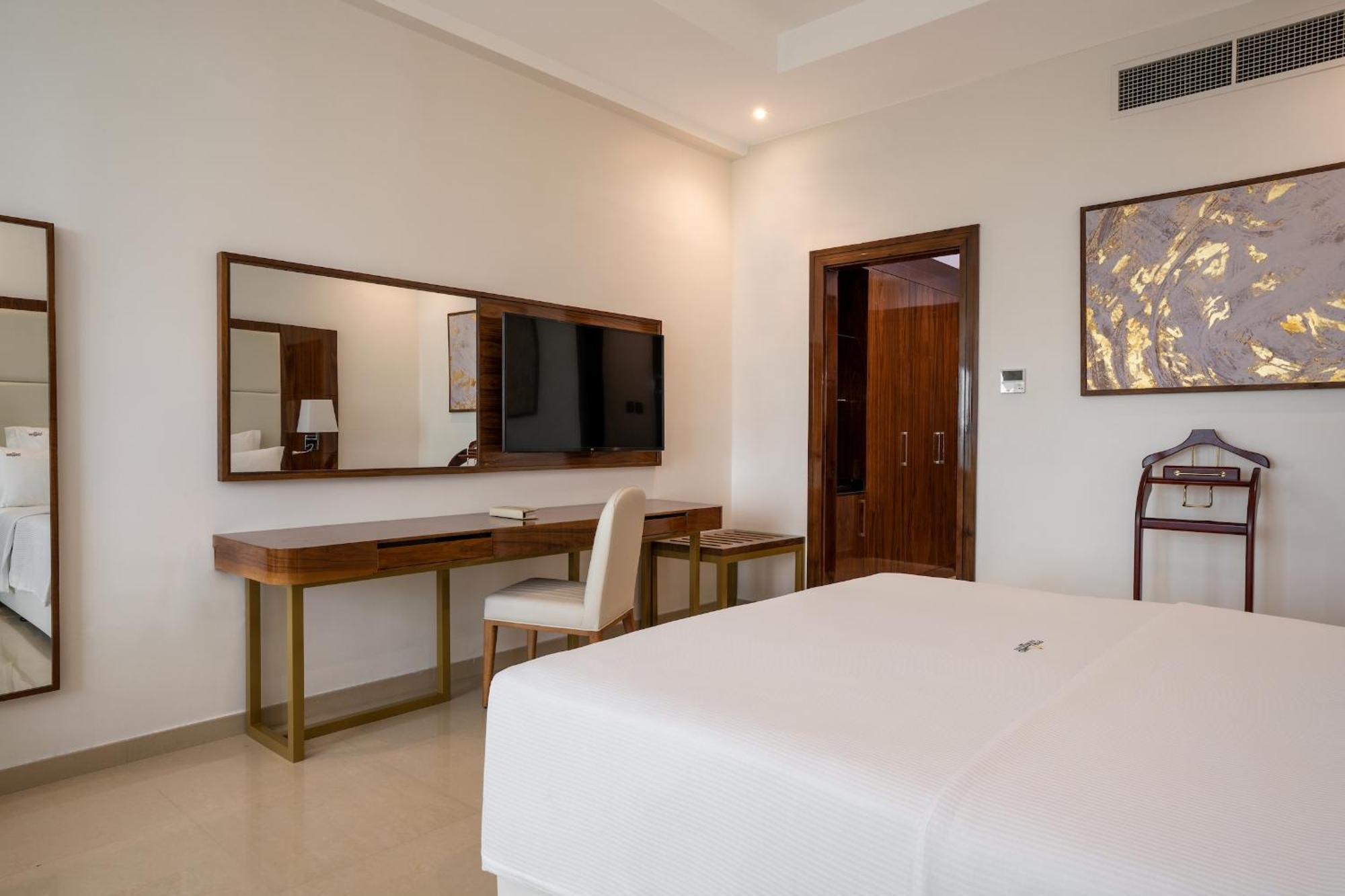 Pyramid Continental Hotel Djoeba Kamer foto